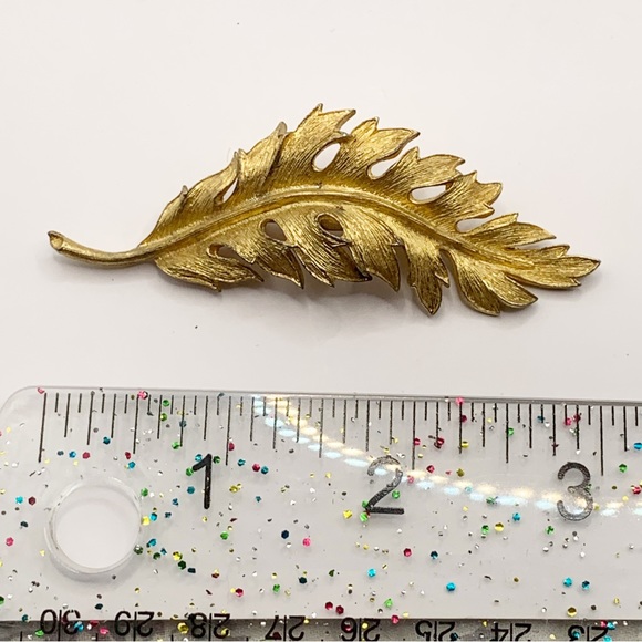 Coro 1961 vintage retro gold tone textured wavy leaf brooch pin - Picture 5 of 9